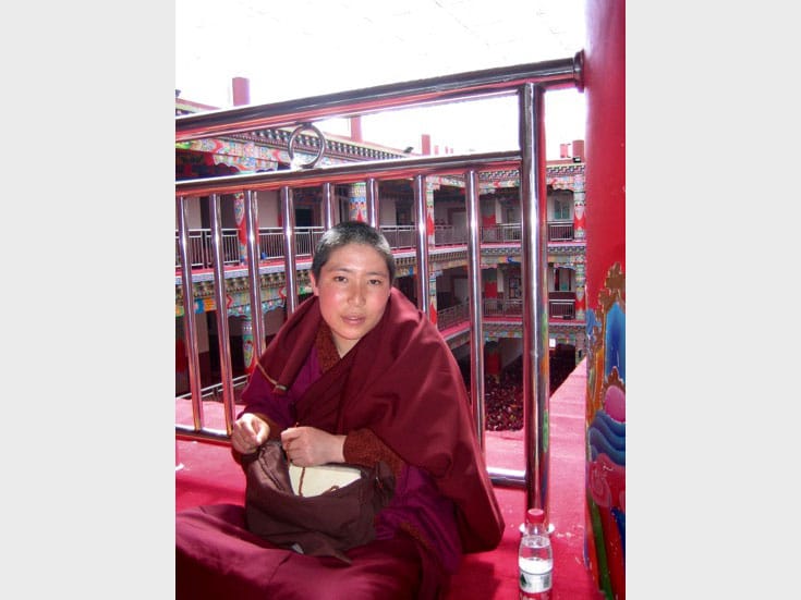 04---Nun-Studying-inside-Jomo-Lhakhang---HGayley