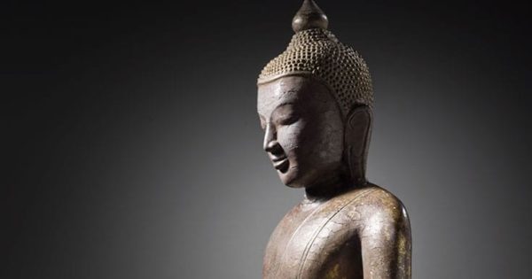 Buddha shakyamuni sculpture in wood and lacquer.