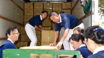 Tzu Chi volunteers distributing blankets.
