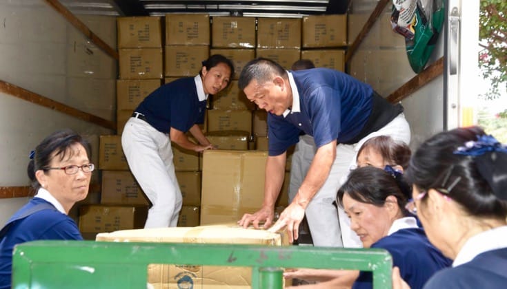 Tzu Chi volunteers distributing blankets.
