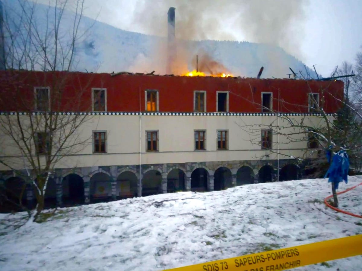 Fire in the main building at Shangpa Karmaling.