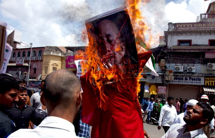 Protesters burning an effigy of Ashin Wirathu.
