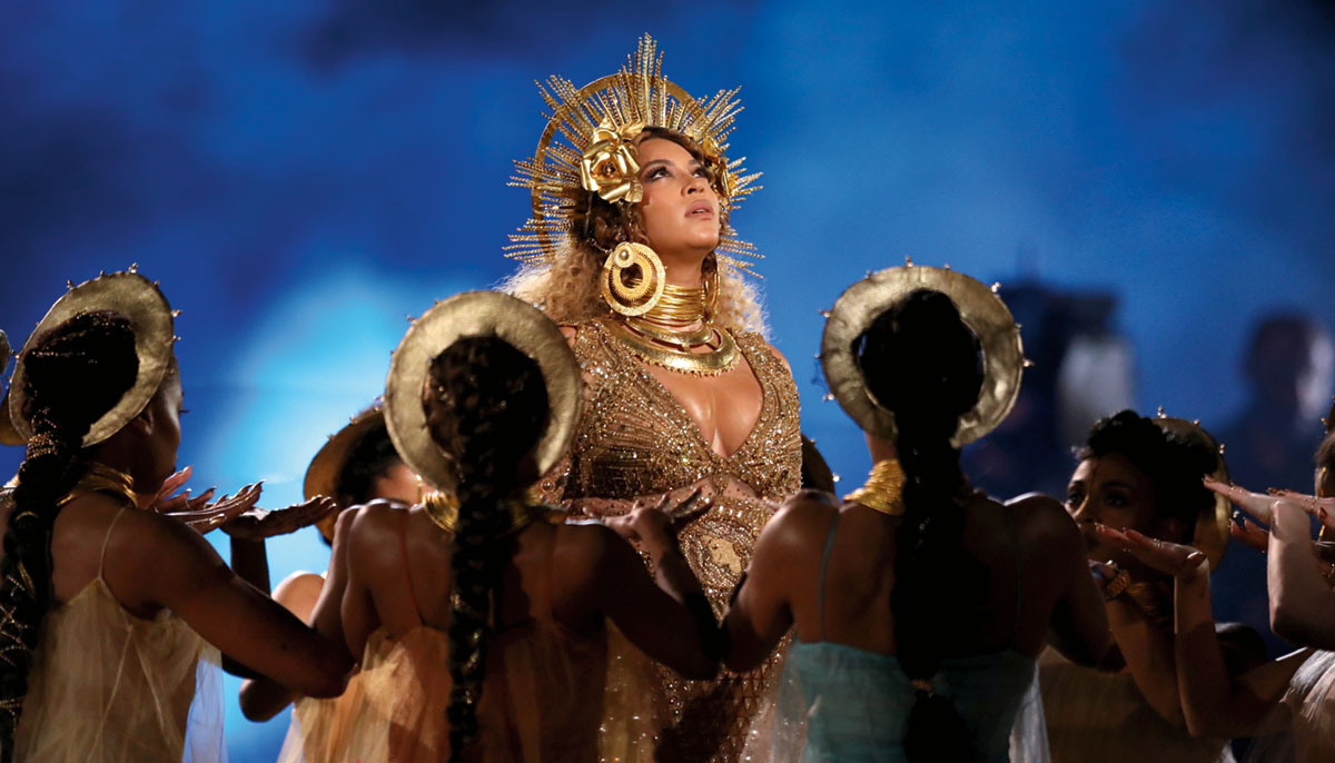Beyonce performing at the Grammy Awards surrounded by dancers