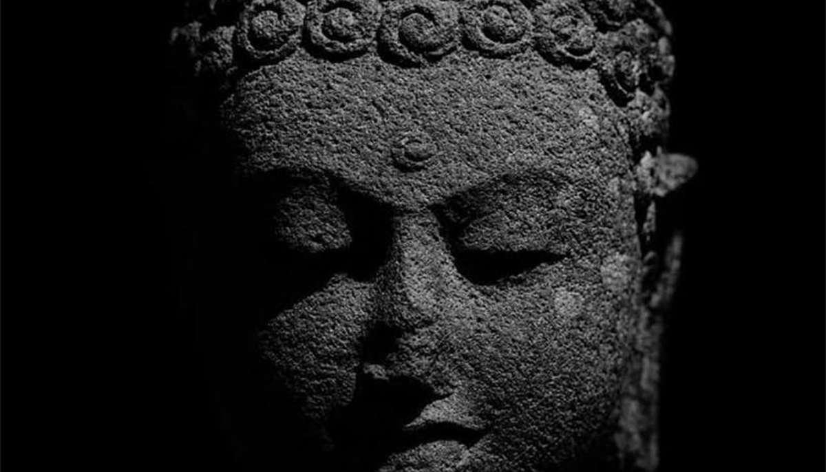 Buddha shakyamuni sculpture sitting in meditation.