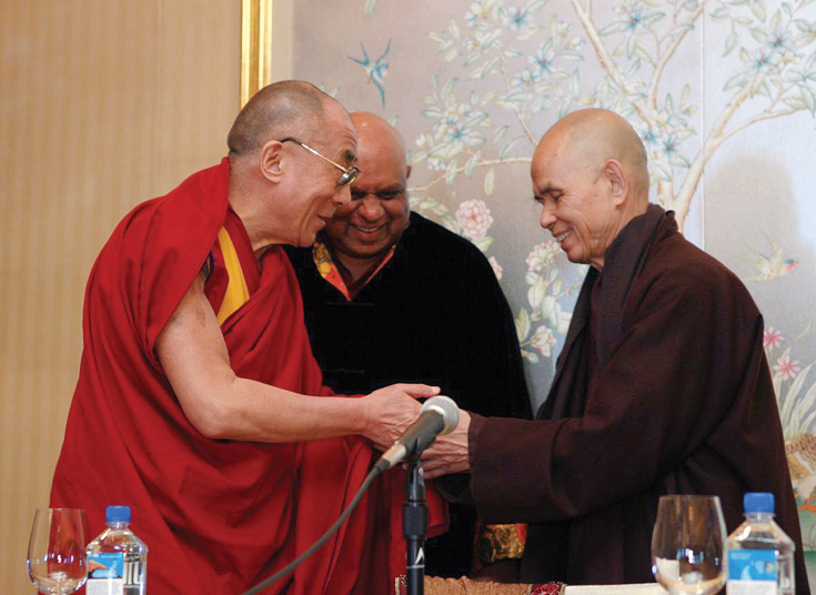 thich nhat hanh shakes hands with the dalai lama