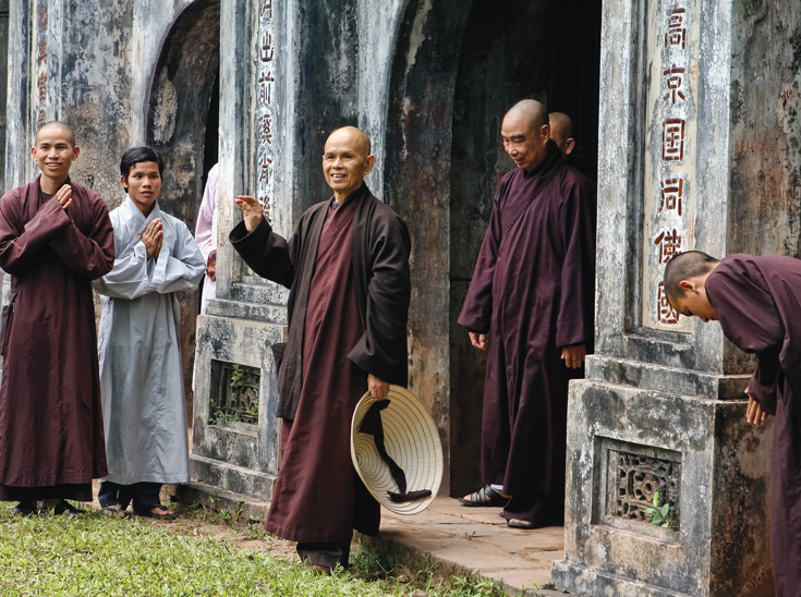 thich nhat hanh waves at tu hieu pagoda